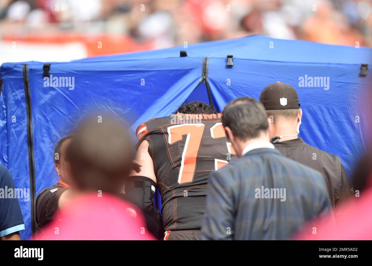 Cleveland Browns offensive tackle Joe Thomas (73) walks into a pop