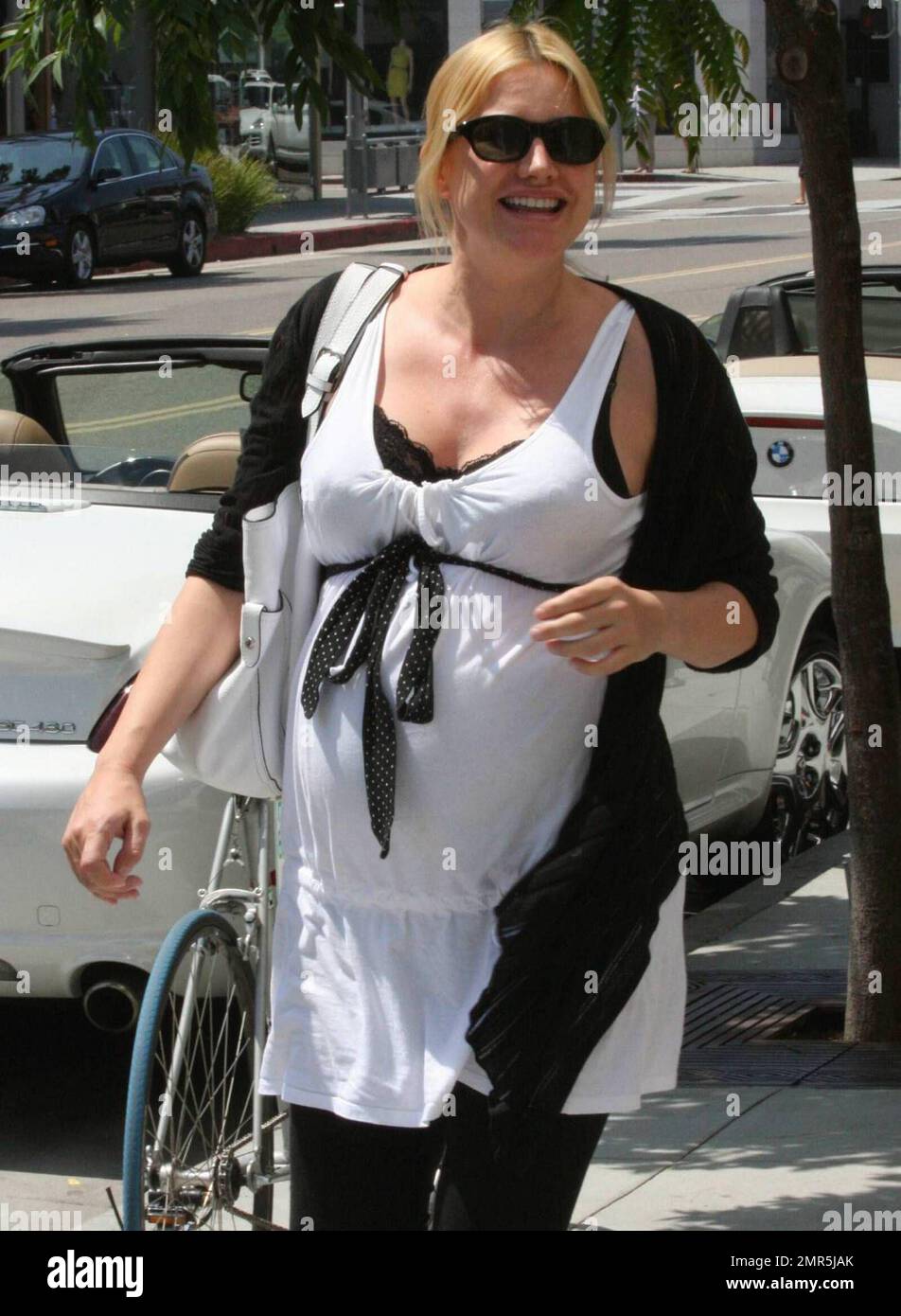  Ioan Gruffudd and his pregnant wife Alice Evans spend the day