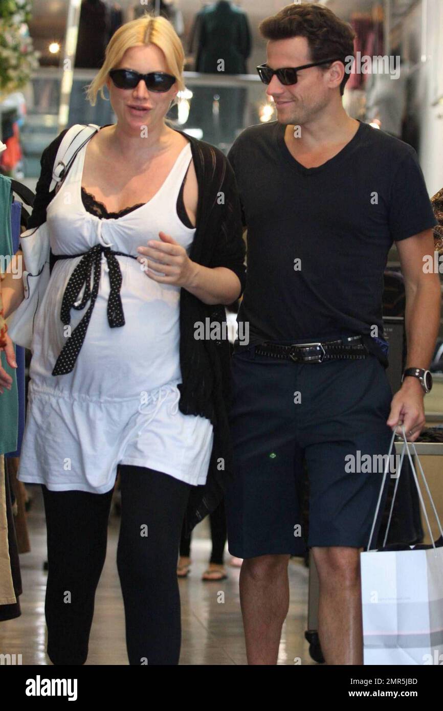  Ioan Gruffudd and his pregnant wife Alice Evans spend the day(01)