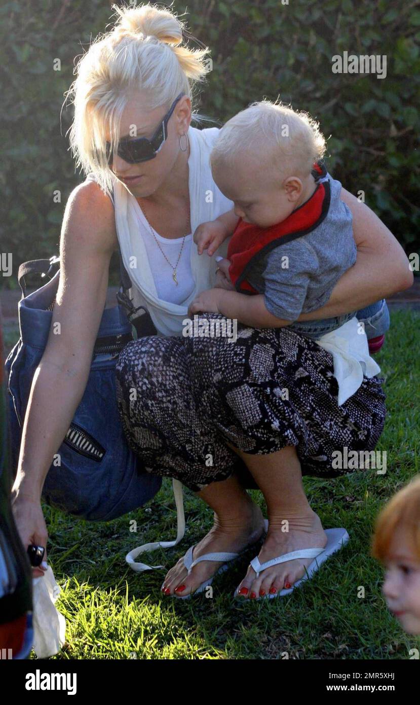 EXCLUSIVE!! Gwen Stefani strolls with sons Kingston and Zuma after the(02)