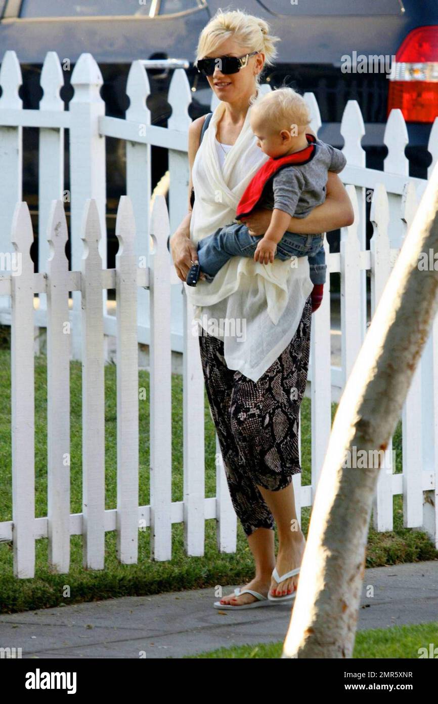 EXCLUSIVE!! Gwen Stefani strolls with sons Kingston and Zuma after the