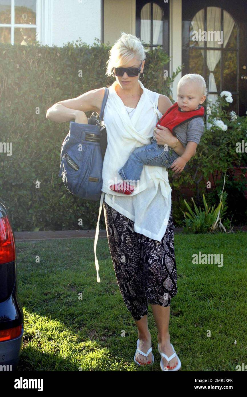EXCLUSIVE!! Gwen Stefani strolls with sons Kingston and Zuma after the
