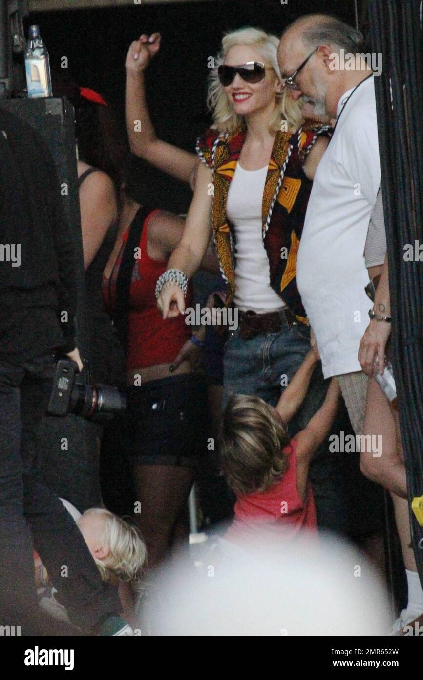 EXCLUSIVE!! With their son Kingston, singer Gwen Stefani watches