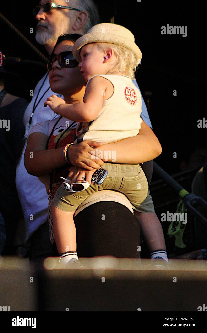 EXCLUSIVE!! With their son Kingston, singer Gwen Stefani watches