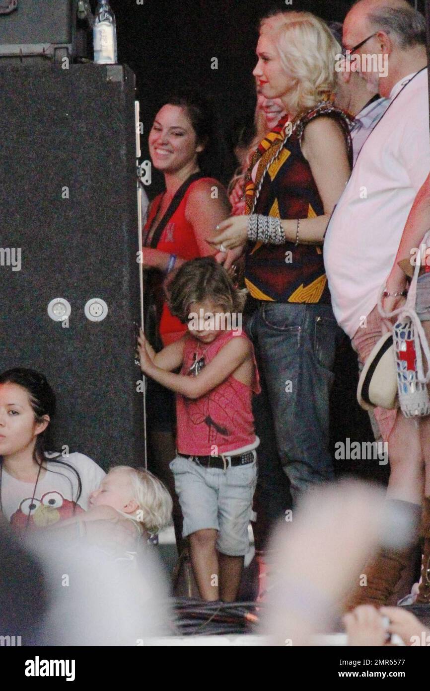 EXCLUSIVE!! With their son Kingston, singer Gwen Stefani watches(02)