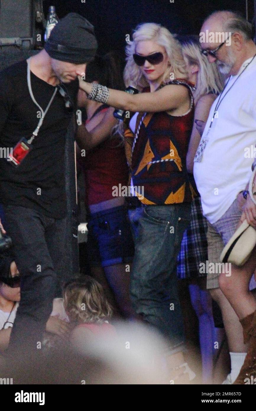 EXCLUSIVE!! With their son Kingston, singer Gwen Stefani watches