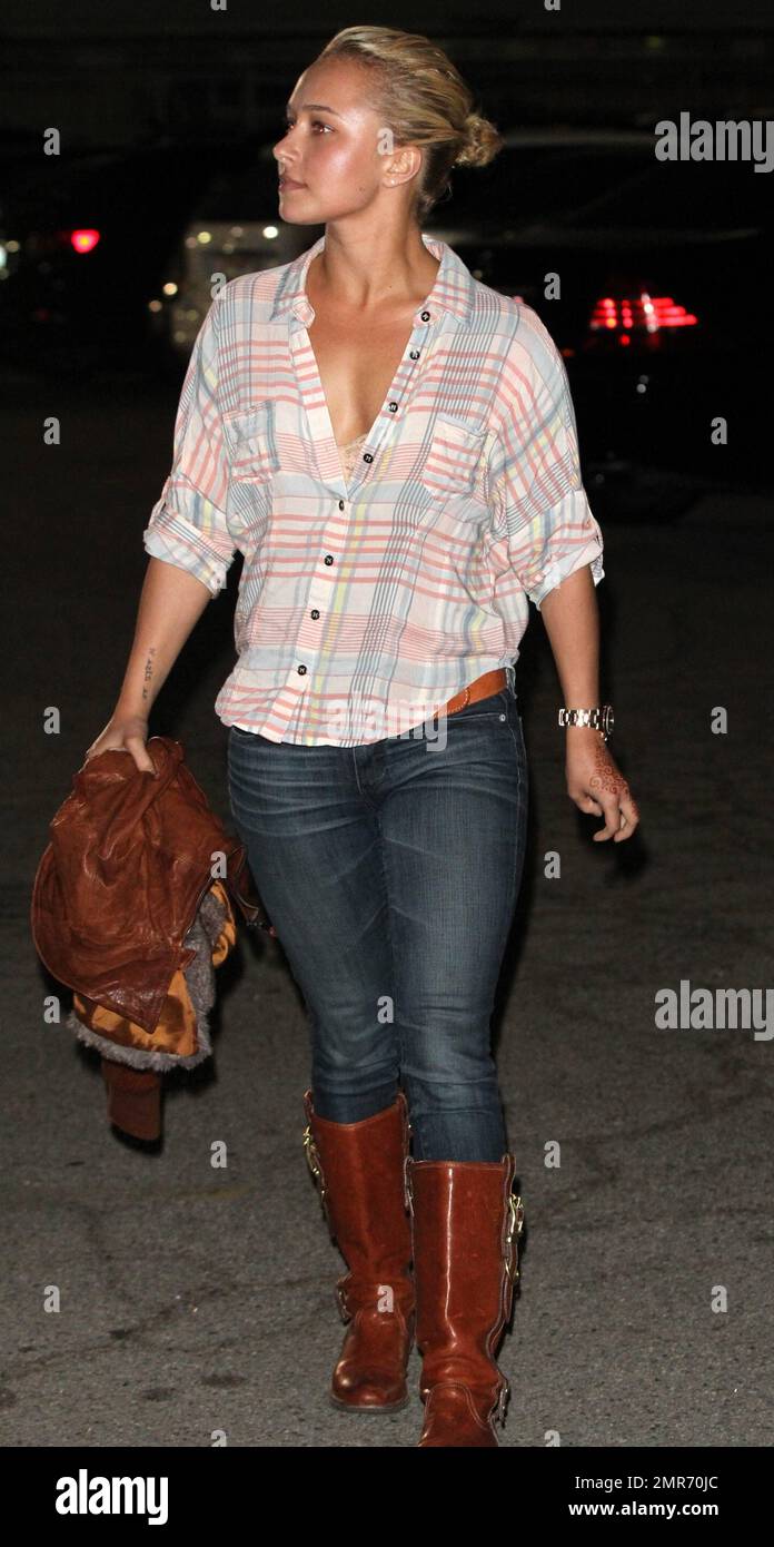 Hayden Panettiere sporting a henna tattoo on her left hand left