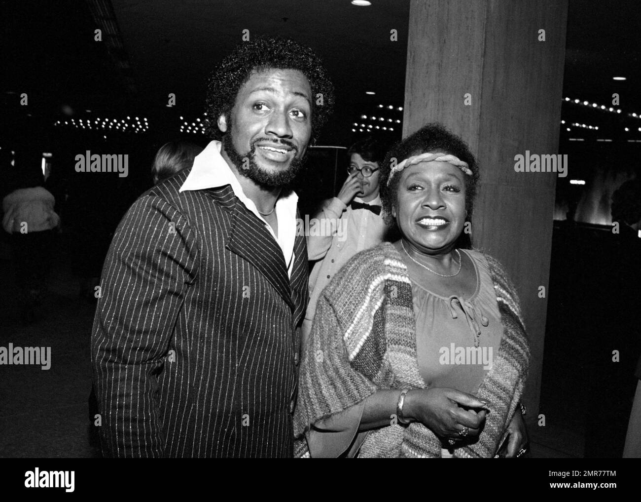 Isabel Sanford and son at the Shubert Theater for the Actors Benefit  performance of Sophisticated Ladies on April 12, 1982 Credit: Ralph  Dominguez/MediaPunch Stock Photo - Alamy