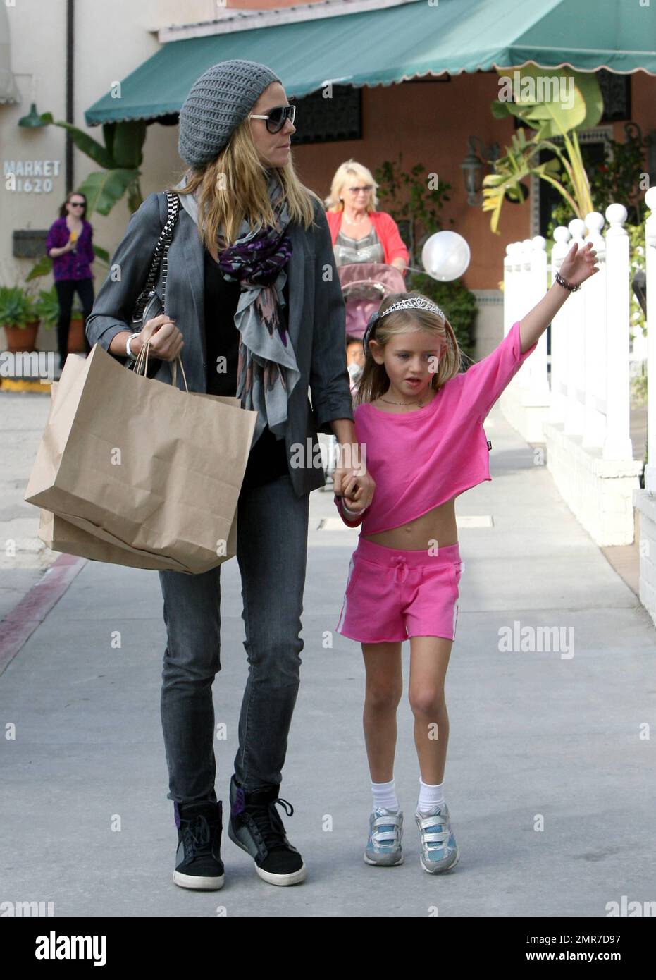 Heidi klum daughter leni shopping hires stock photography and images