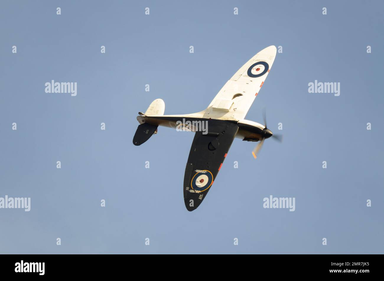 Spitfire plane black and white hi-res stock photography and images - Alamy