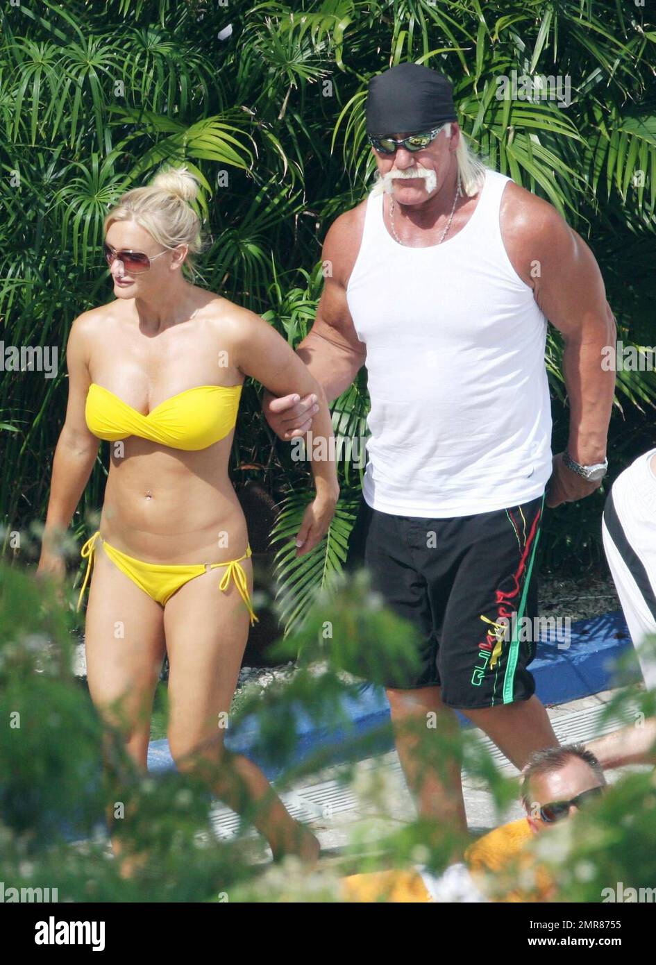 Exclusive!! Hulk Hogan's girlfriend Jennifer McDaniel soaks up the sun