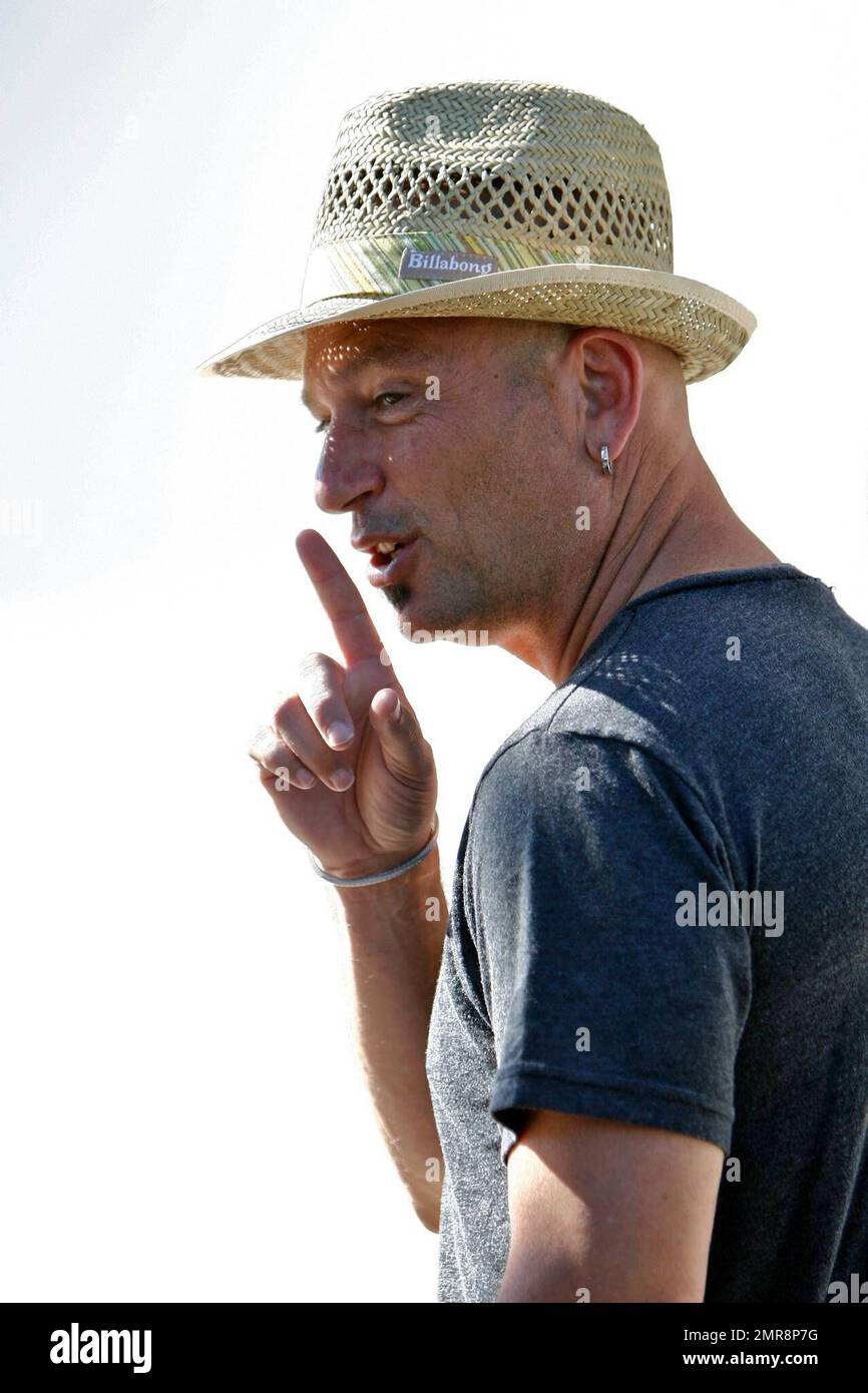 Howie Mandel spent his afternoon wandering around the Malibu Country Mart.  Malibu, Calif. 9/2/07. All Stock Photo