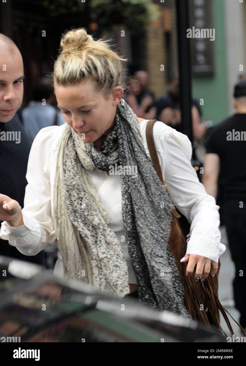 EXCLUSIVE!! Kate Hudson has a good laugh with her new beau, Matt Bellamy,  playing peek-a-boo with the cameras during a romantic stroll in London, UK.  7/22/10 Stock Photo - Alamy