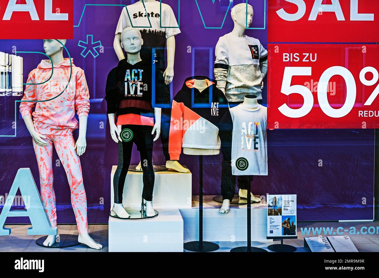 Childrens clothing display mannequin hi-res stock photography and images -  Alamy