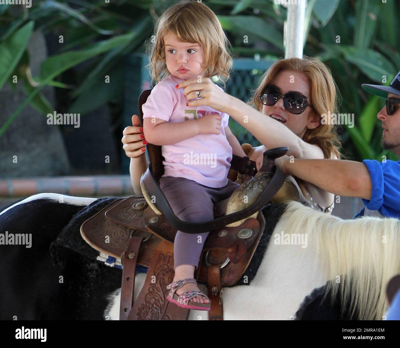 Isla Fisher was spotted at the Studio City Farmer's Market with