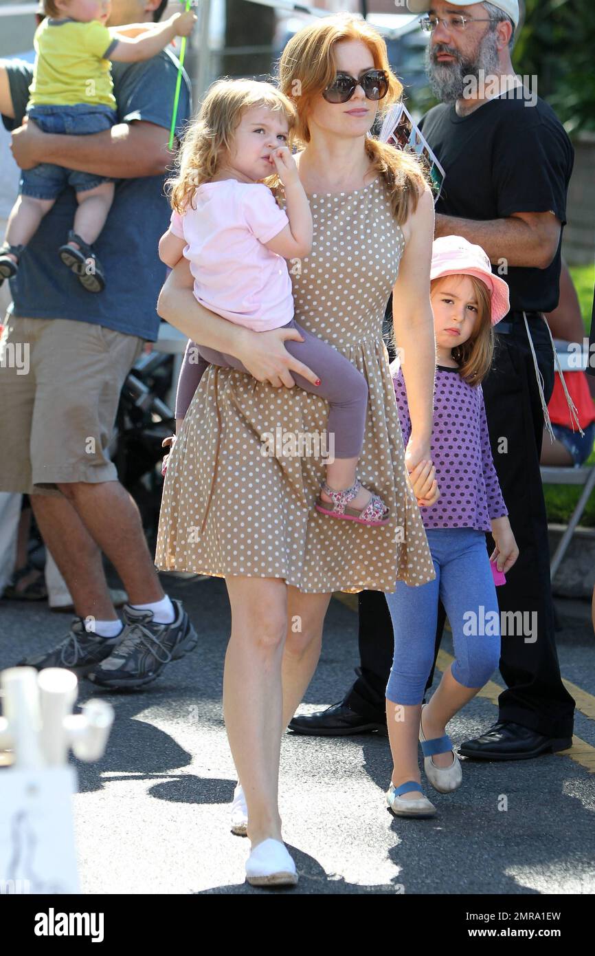 Isla Fisher was spotted at the Studio City Farmer's Market with