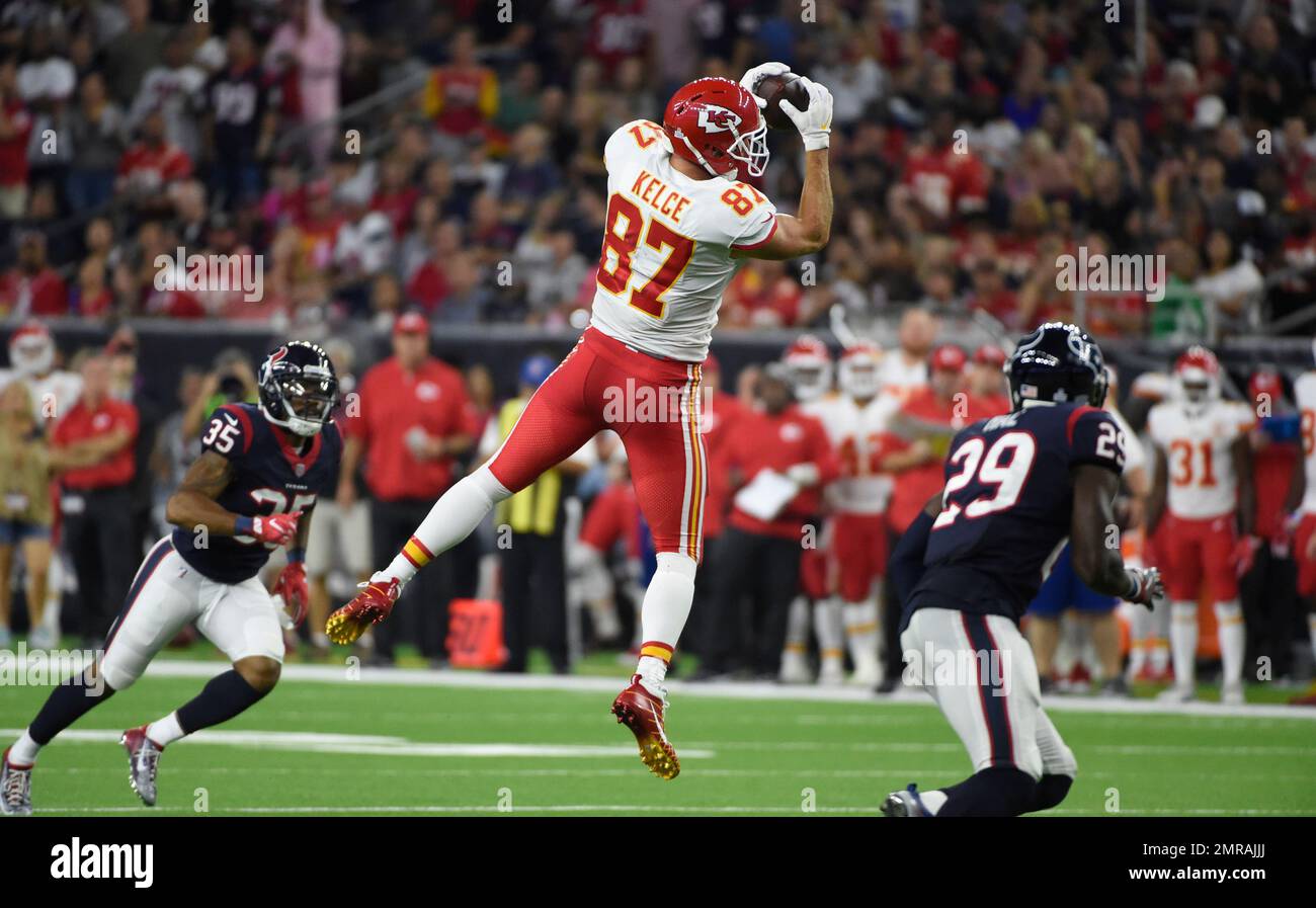 Kansas City Chiefs tight end Travis Kelce (87) pulls is a catch in