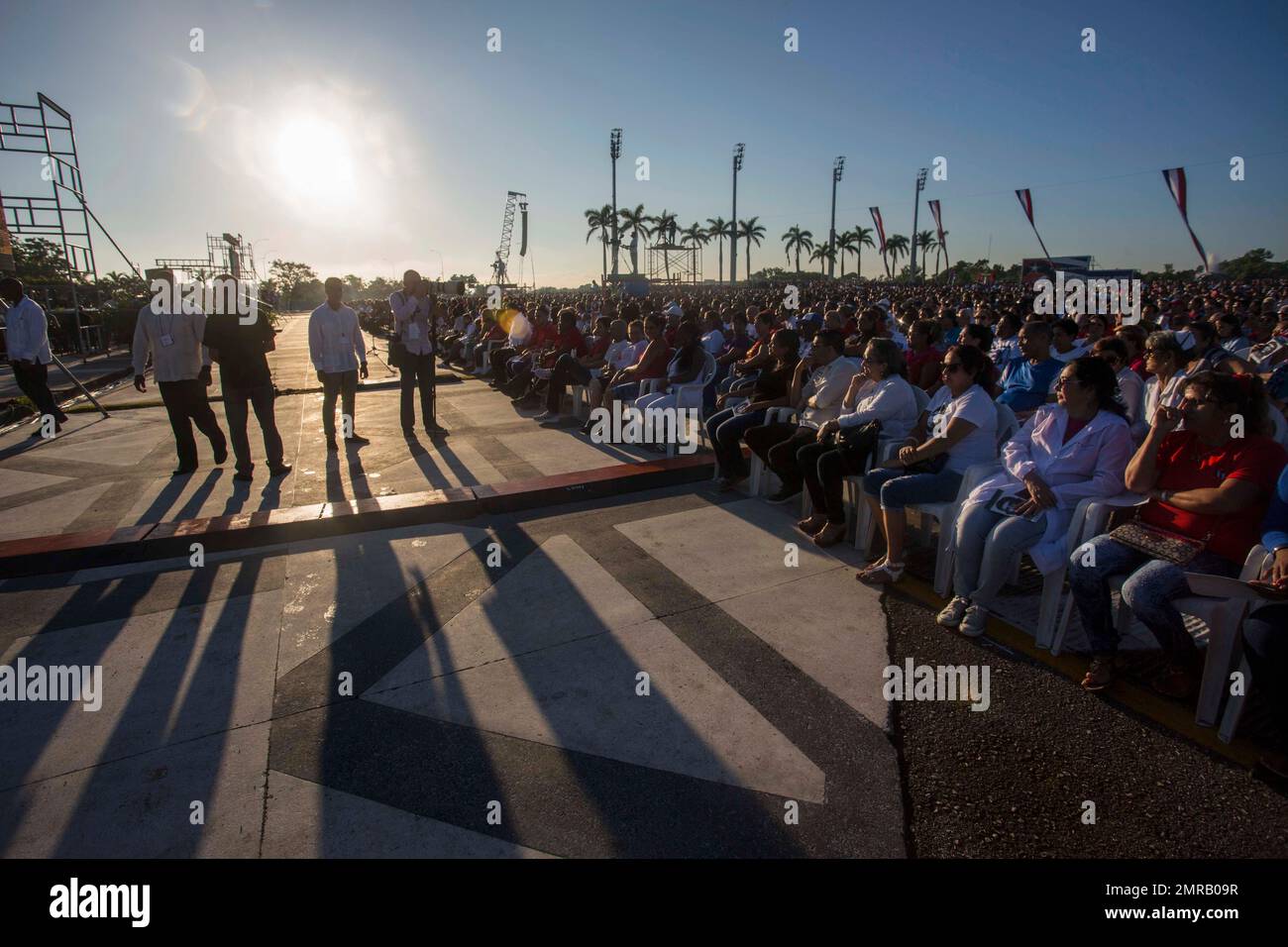 People attend an event paying tribute to Cuban Revolution hero Ernesto ...