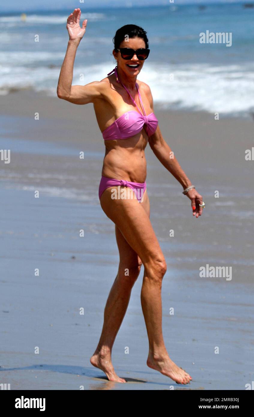 Janice Dickinson shows off her amazing figure in a blink
