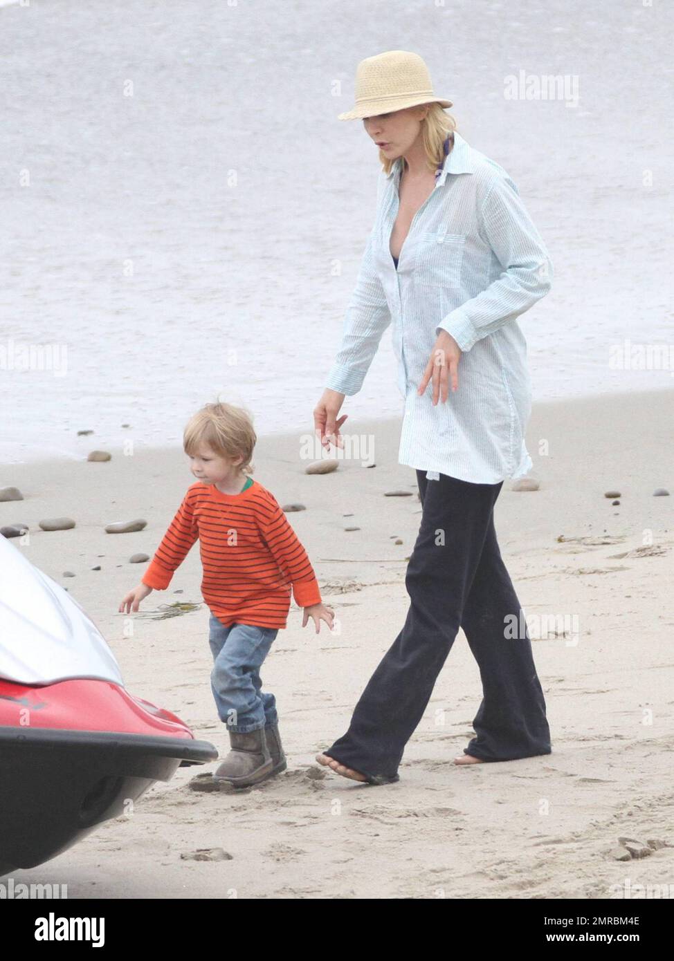 Actress Jenna Elfman has a great time on the set of "Friends with