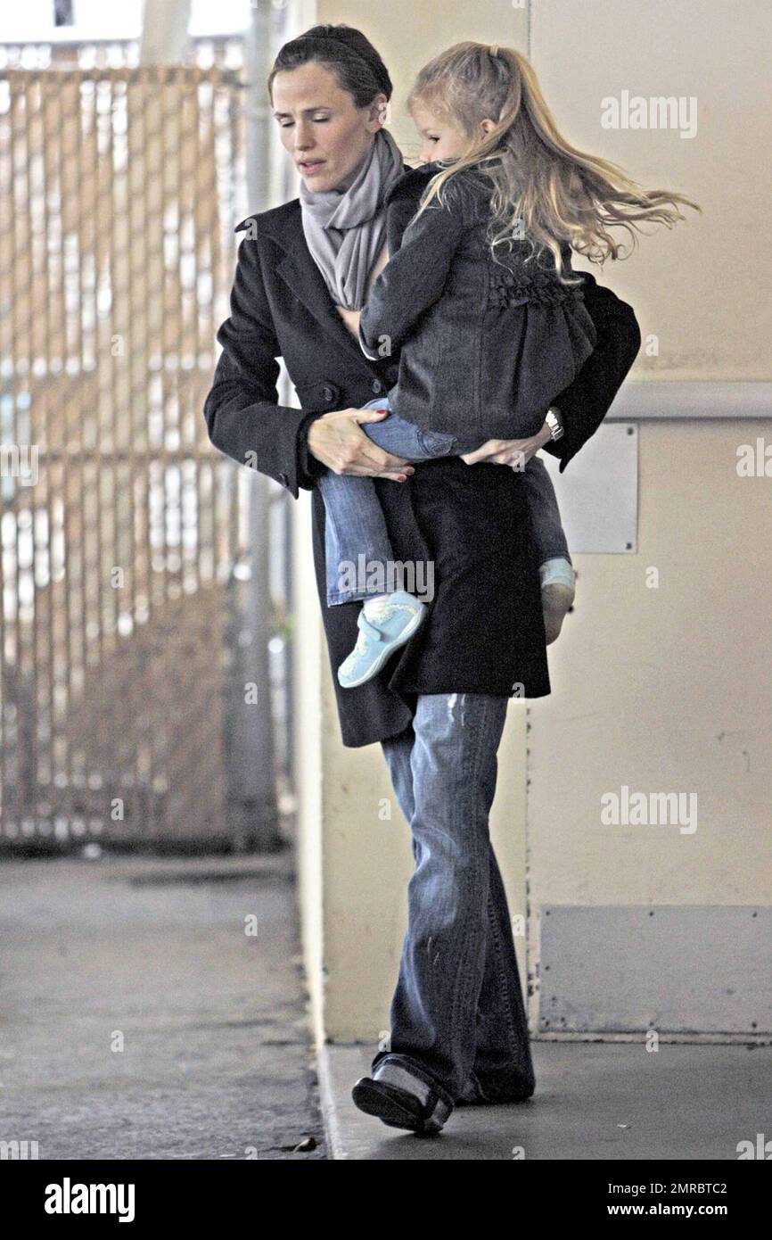 Jennifer Garner picks up daughter Violet from pre-school. Jenn made sure they were both bundled up to stay warm and dry on a cold, rainy day in Los Angeles, CA. 12/11/09. Stock Photo