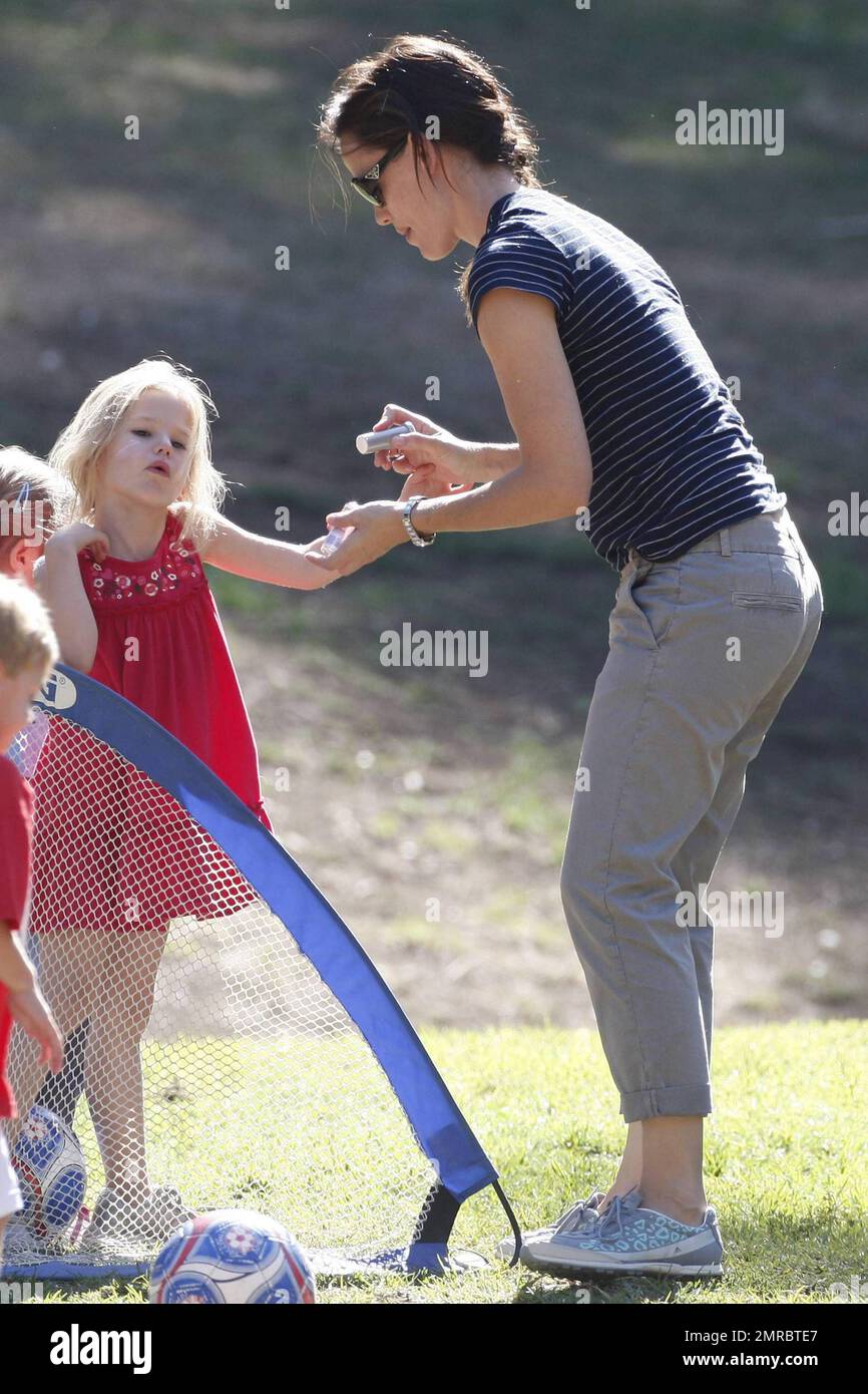 actress-jennifer-garner-enjoys-a-day-at-a-brentwood-park-with-daughters