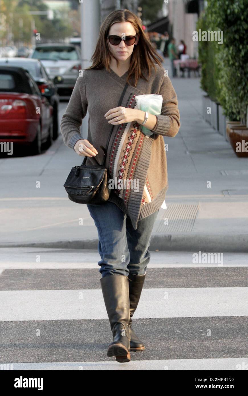 Wearing no makeup, the pregnant Jennifer Garner covers up in a