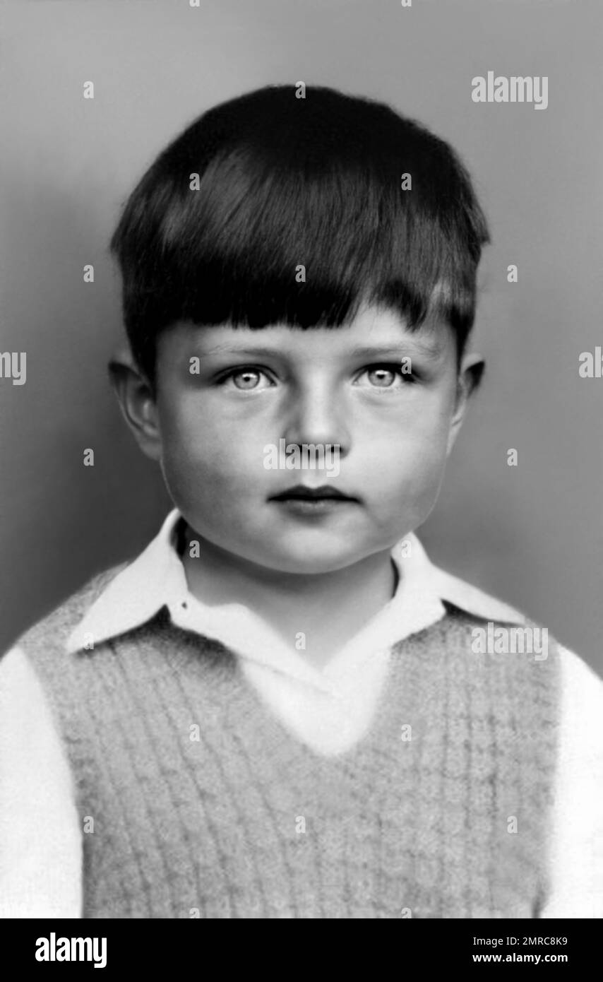 1961 ca , Macclesfield , Cheshire , GREAT BRITAIN : The celebrated british Rock Star singer and composer IAN CURTIS ( 1956 - 1980 ), frontman of New Wave Group JOY DIVISION , when was a young boy aged 5  . Unknown photographer. - HISTORY - FOTO STORICHE - personalità da bambino bambini da giovane - personality personalities when was young -  INFANZIA - CHILDHOOD - BAMBINO - BABY - BABY - BAMBINI - CHILDREN - CHILD - POP MUSIC - MUSICA - cantante - COMPOSITORE - ROCK STAR - DARK - POST PUNK --- ARCHIVIO GBB Stock Photo