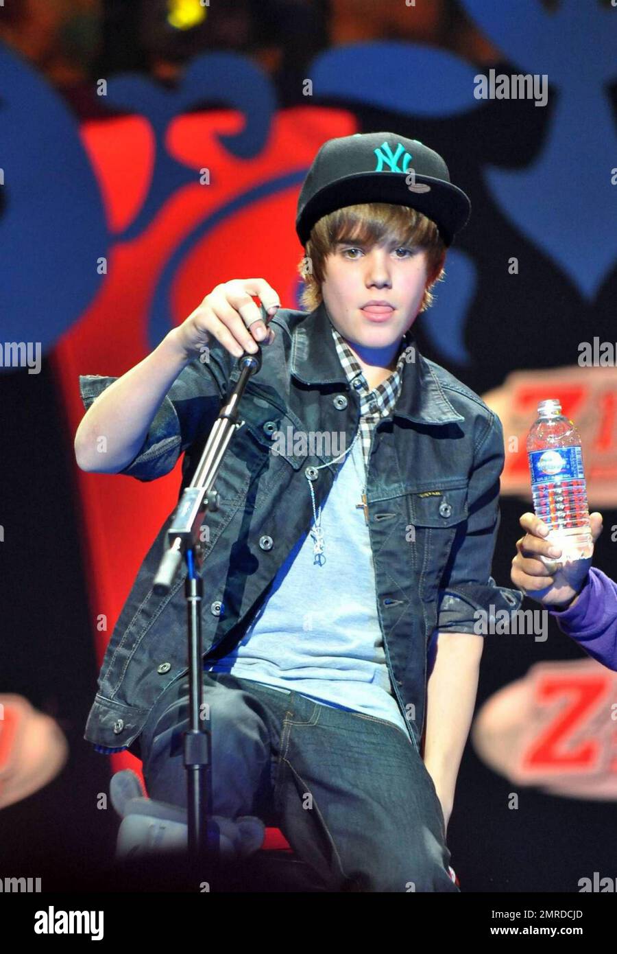 Singer Justin Bieber, despite a broken a foot from a fall in London, performs at the Z100 Jingle Ball in New York, NY. 12/11/09 Stock Photo - Alamy Singer Justin Bieber, despite a broken a foot from a fall in London, performs at the Z100 Jingle Ball in New York, NY. 12/11/09 Stock Photo - Alamy
