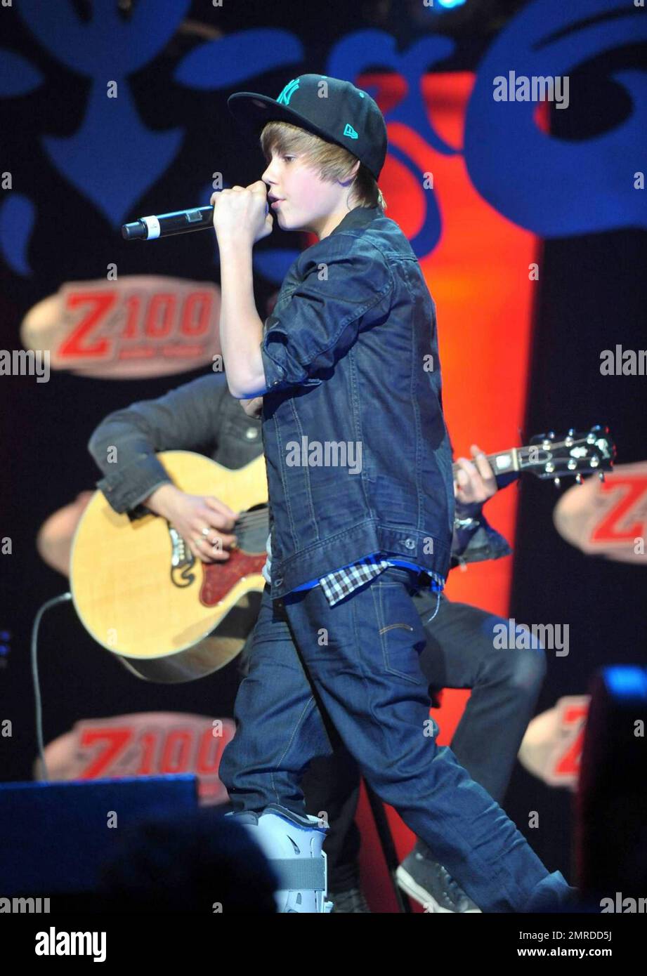 Singer Justin Bieber despite a broken a foot from a fall in London performs at the Z100 Jingle Ball in New York NY. 12 11 09 Stock Photo Alamy