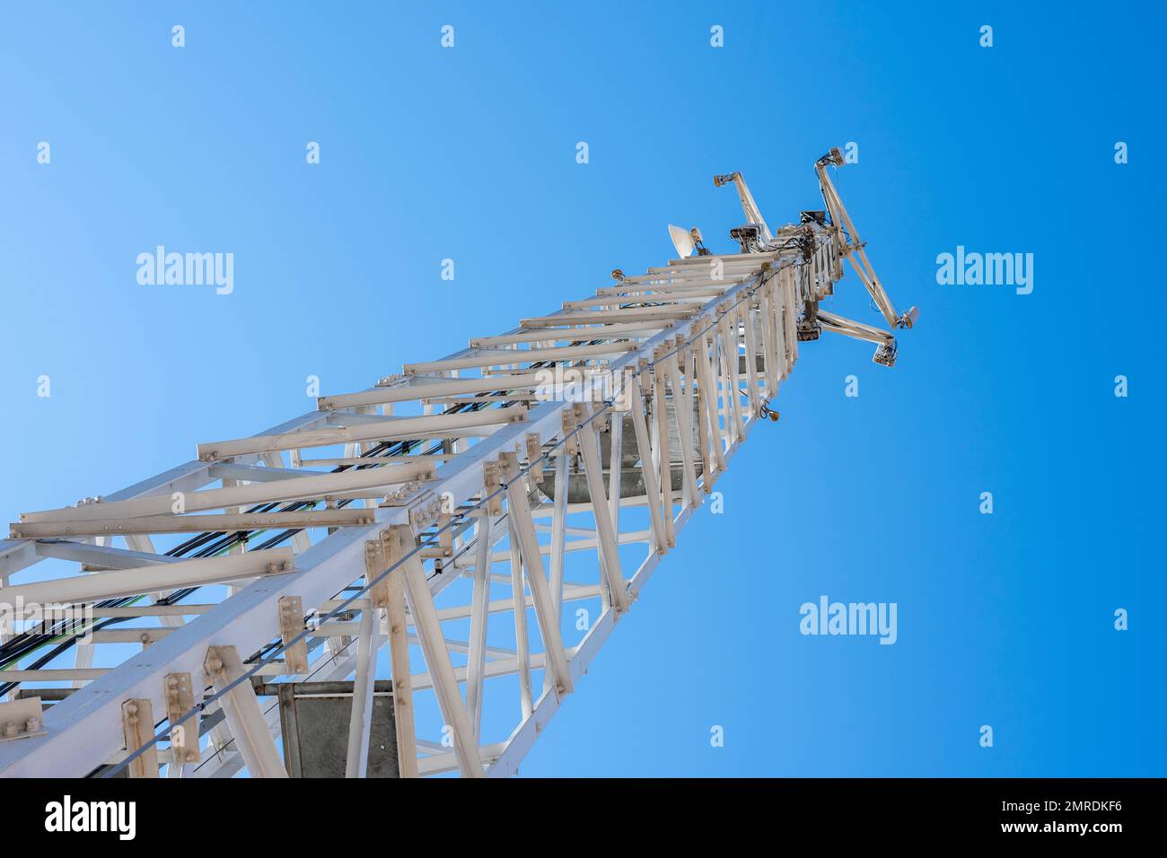 Gran torre de telecomunicaciones vista desde la base Stock Photo