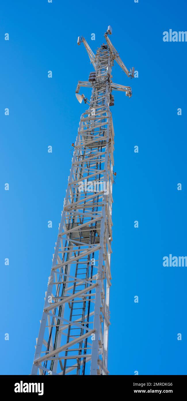 Gran torre de telecomunicaciones vista desde la base Stock Photo