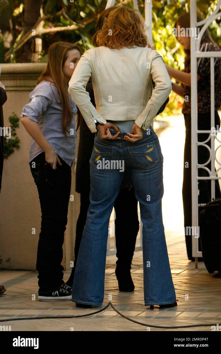 Jodie Foster has wardrobe issues during her photo shoot at the Four Season Hotel this Los Angeles, CA. 3/4/08. 305 542 9275 or 954 698 6777 Stock Photo - Alamy