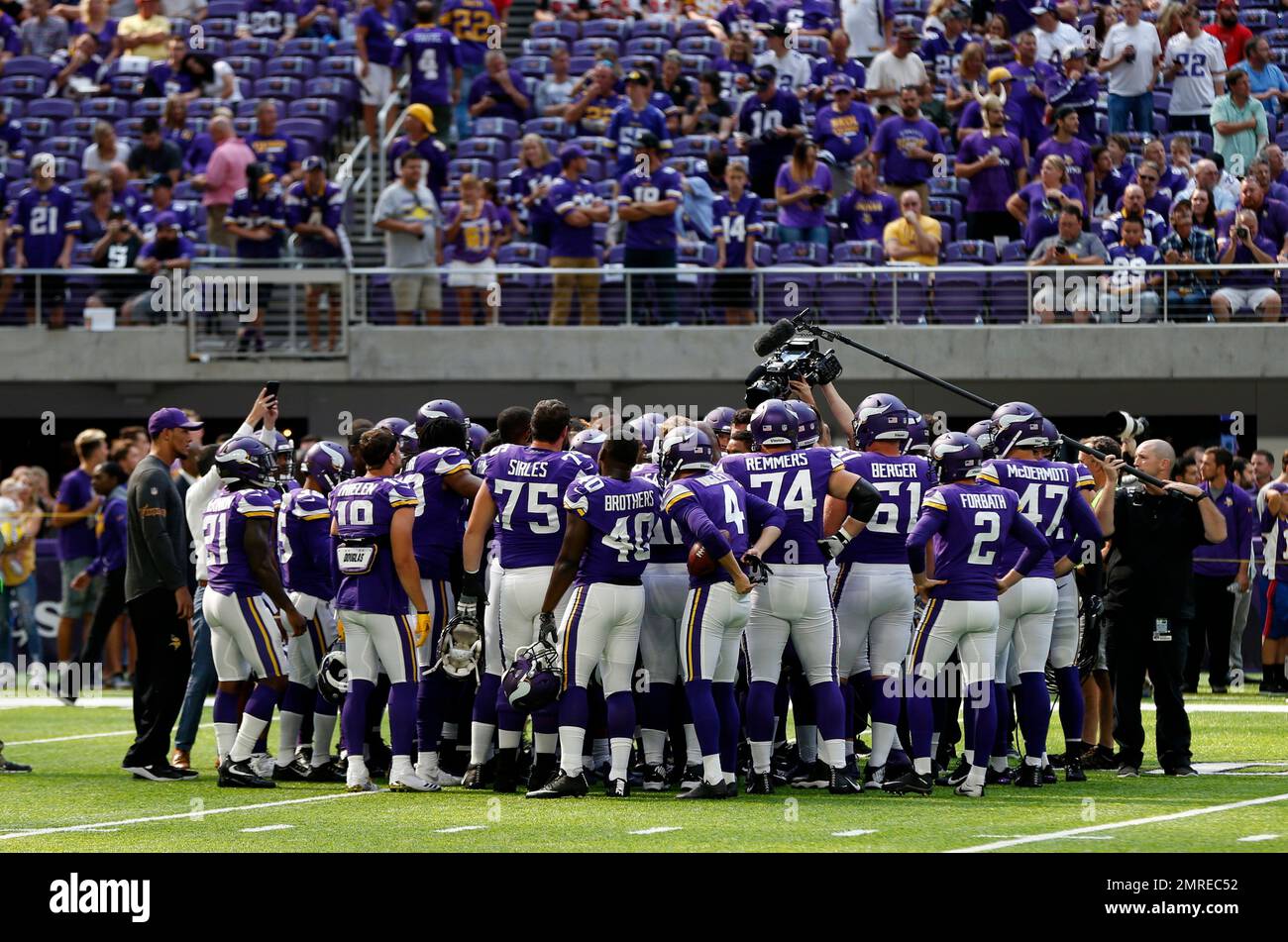 Minnesota Vikings players huddle on the field before an NFL football game  against the Tampa Bay Buccaneers, Sunday, Sept. 24, 2017, in Minneapolis.  (AP Photo/Jim Mone Stock Photo - Alamy