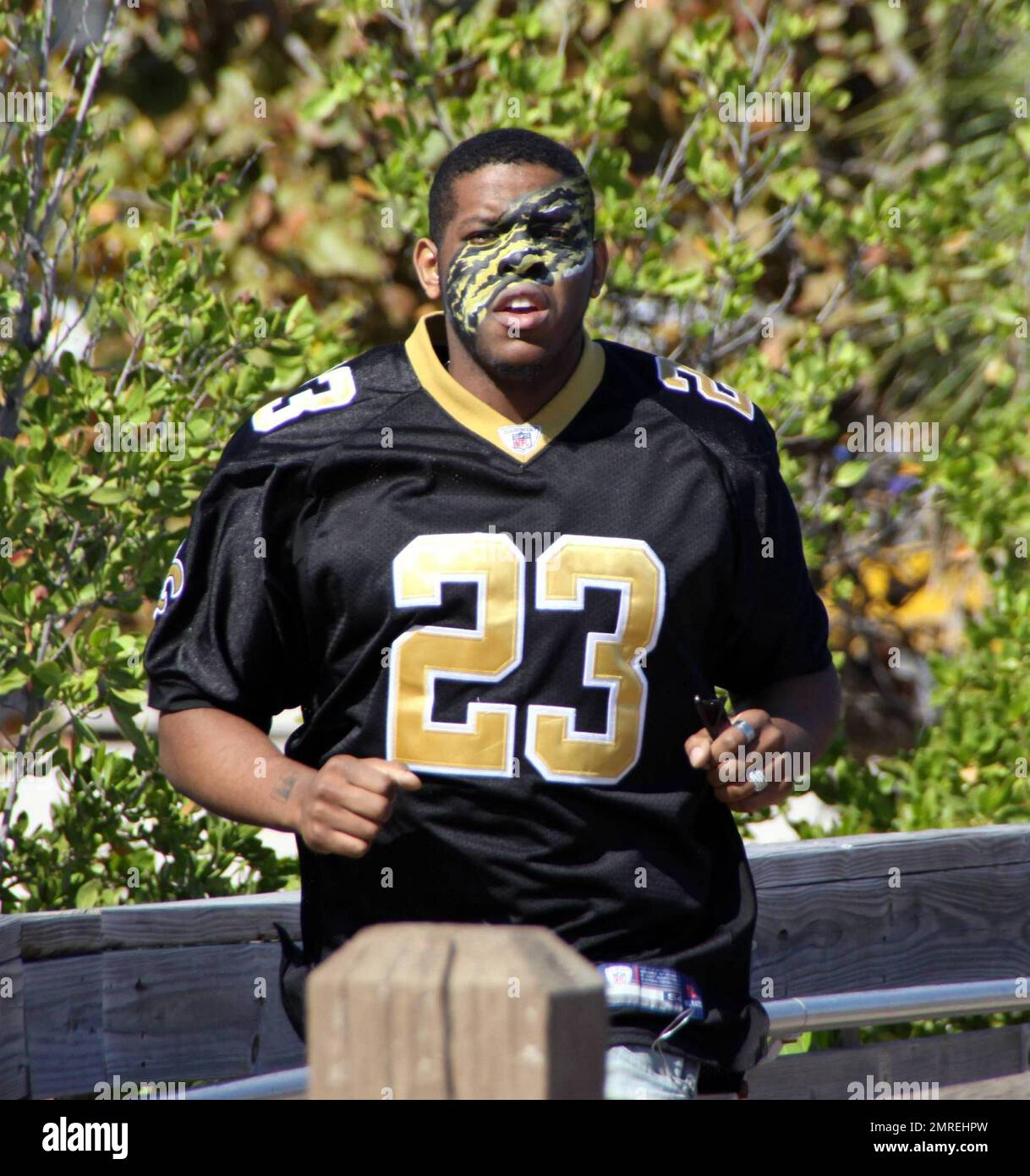 American Football Face Painting Ideas Jordin Sparks Spends Superbowl Sunday Afternoon At The Beach With A Group Of Friends At One Point A Football Fan In Facepaint Flashed His Bottom Next To Them On The Beach Ran Past Sparks Group And Continued Running Up The Beach Boardwalk Miami Fl 272010 2MREHPW