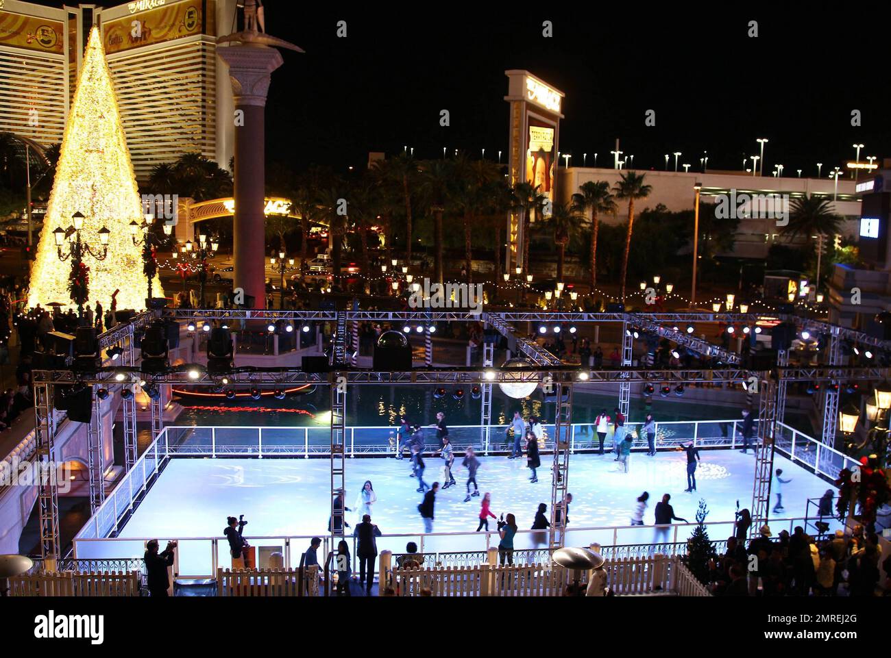 Famous ice rink hi-res stock photography and images - Page 20 - Alamy