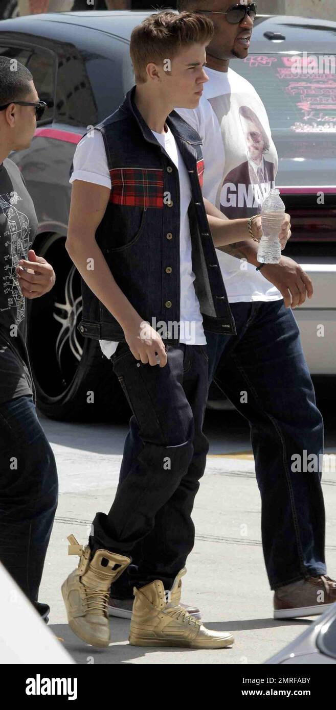 Justin Bieber: Pink Sneaker Stylin': Photo 431149 | Justin Bieber Pictures  | Just Jared Jr.