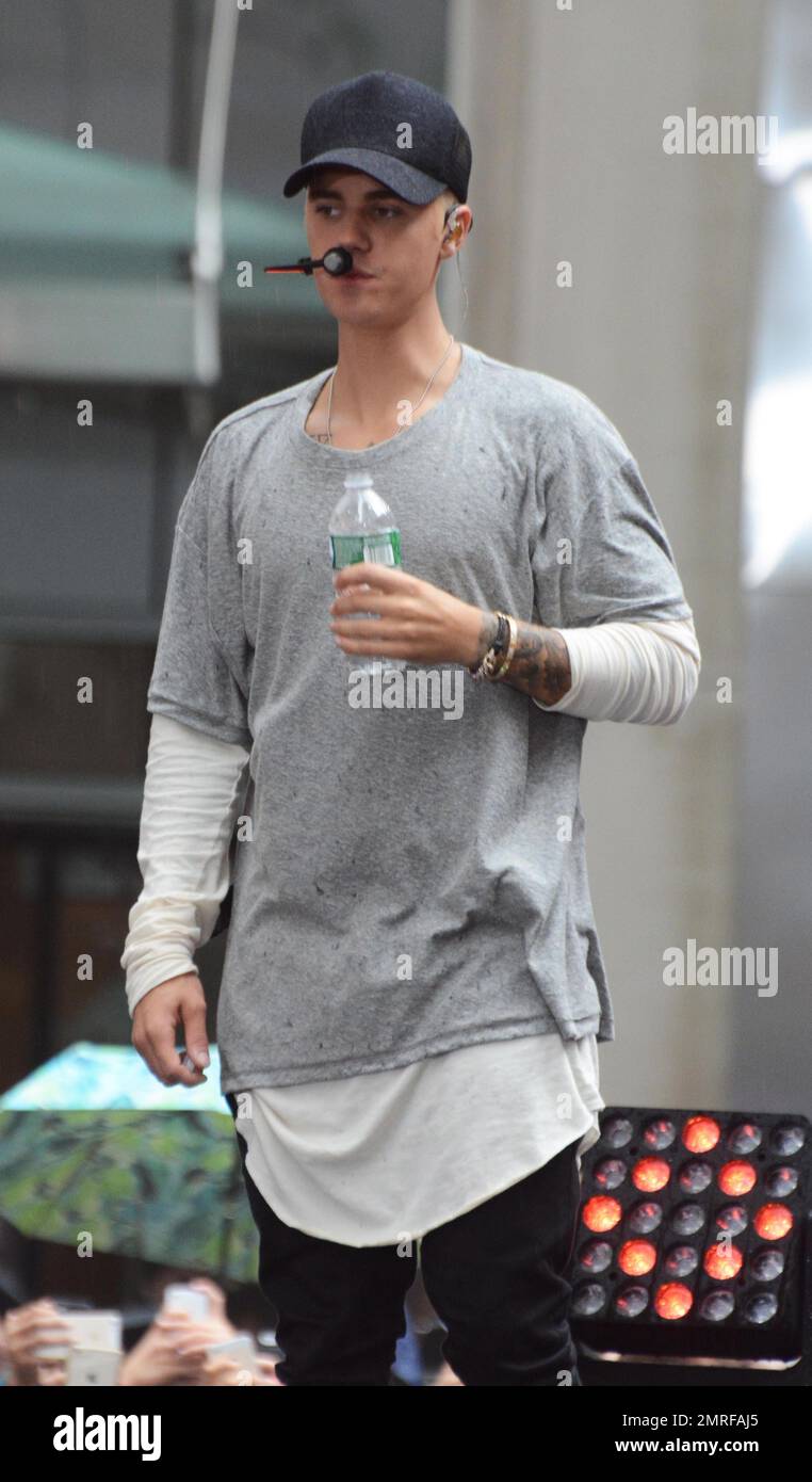 Justin Bieber performs on a rainy morning at The Today Show with his new  hairdo concealed by a baseball cap. New York, NY, 10 September 2015 Stock  Photo - Alamy