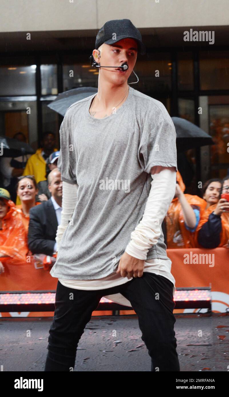 Justin Bieber performs on a rainy morning at The Today Show with his new  hairdo concealed by a baseball cap. New York, NY, 10 September 2015 Stock  Photo - Alamy