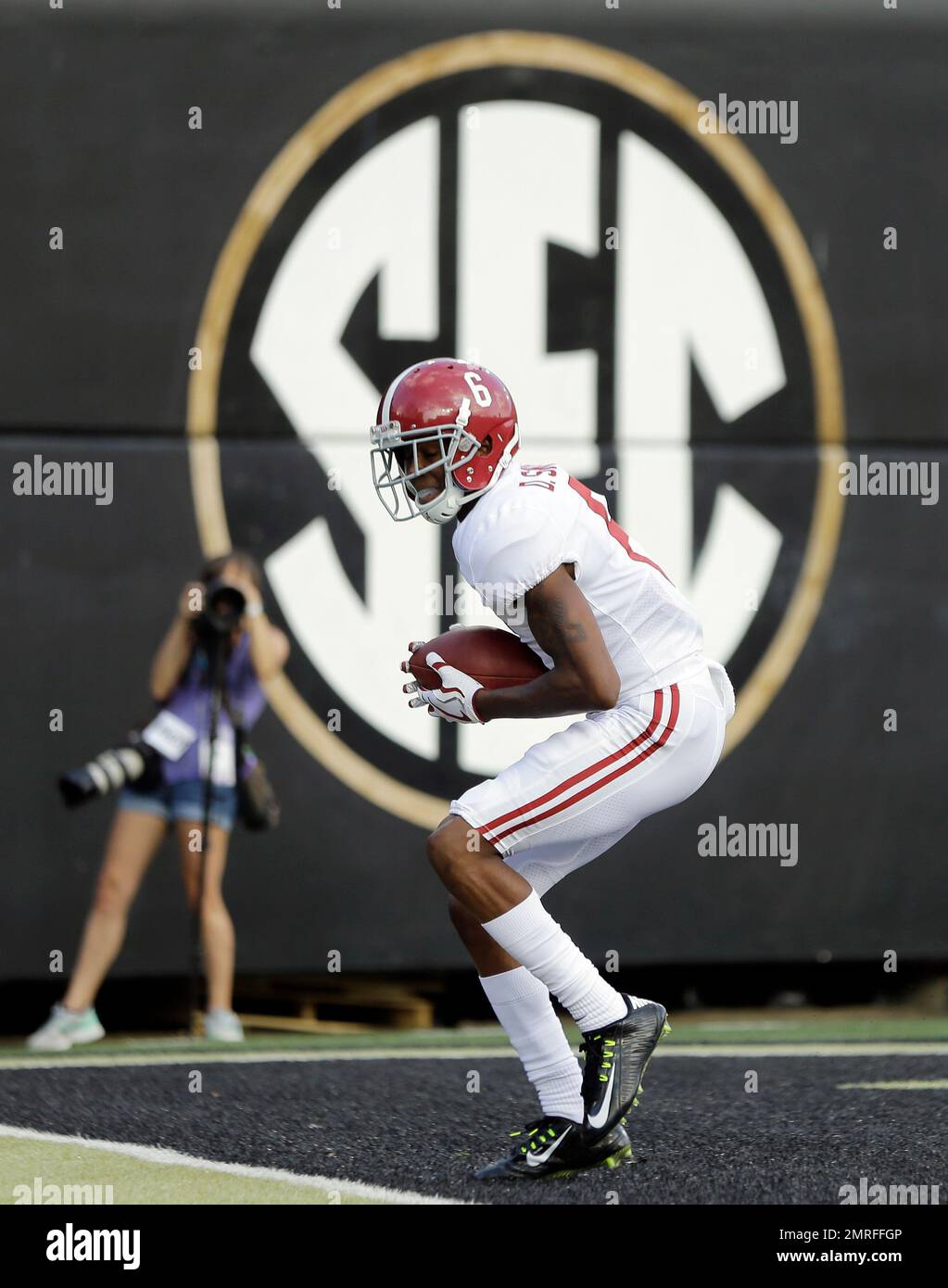 Alabama wide receiver DeVonta Smith catches a 27-yard touchdown pass