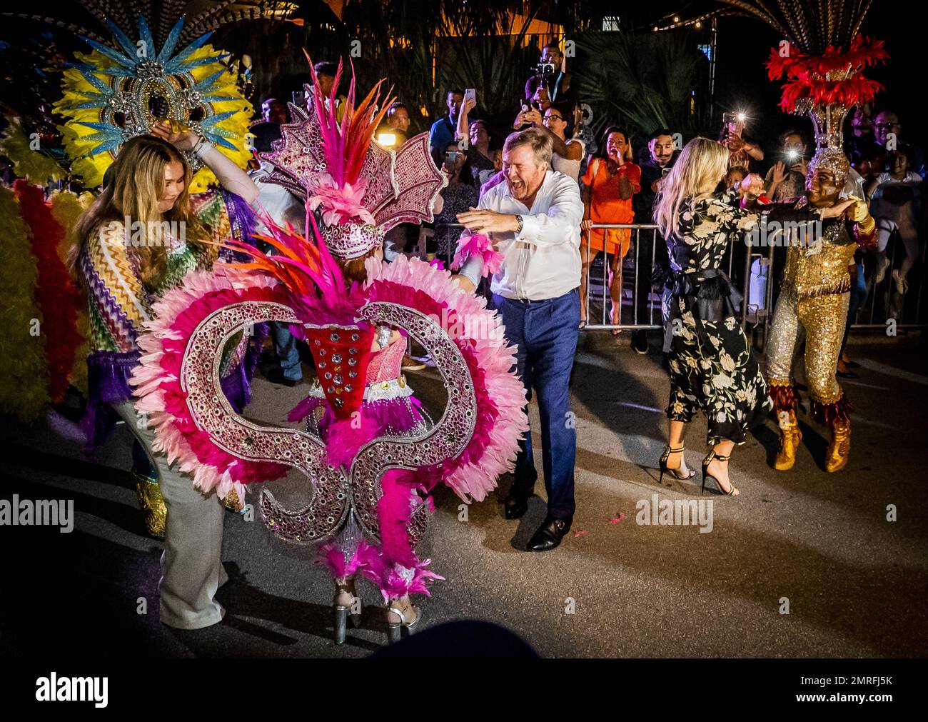 Collega bezoek Centraliseren ARUBA - Princess Amalia, King Willem-Alexander and Queen Maxima dance  during a visit to Bon Bini Festival on the second day of the royal couple  and Princess Amalia's visit to Aruba. The