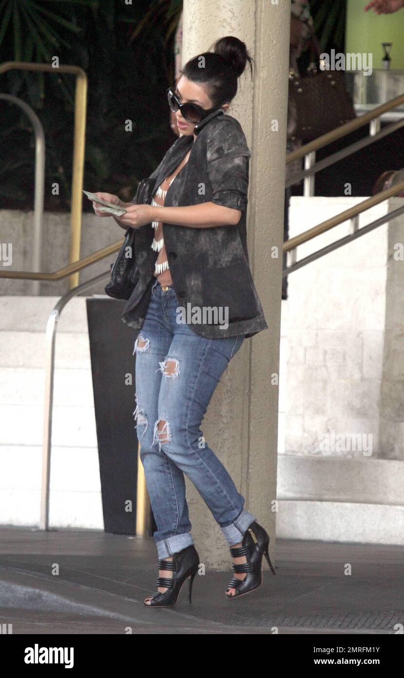 EXCLUSIVE!! Kim Kardashian arrives at her hotel bearing gifts for her