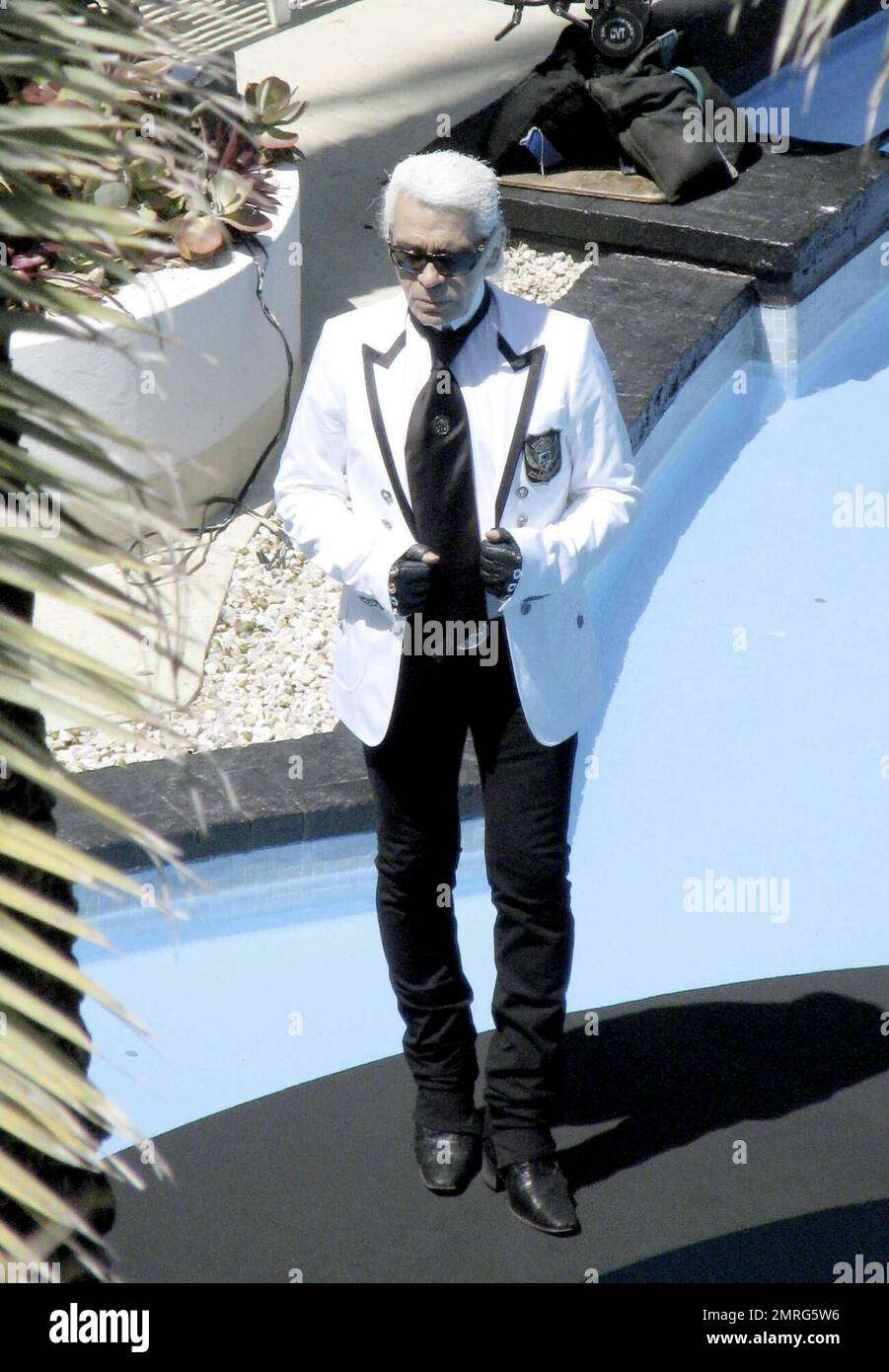ekstremister Leopard abstrakt Exclusive!! Karl Lagerfeld oversees setup and rehearsal for the Chanel  Cruise Collection fashion show tonight at the Raleigh Hotel in Miami Beach,  FL. 5/15/08 Stock Photo - Alamy