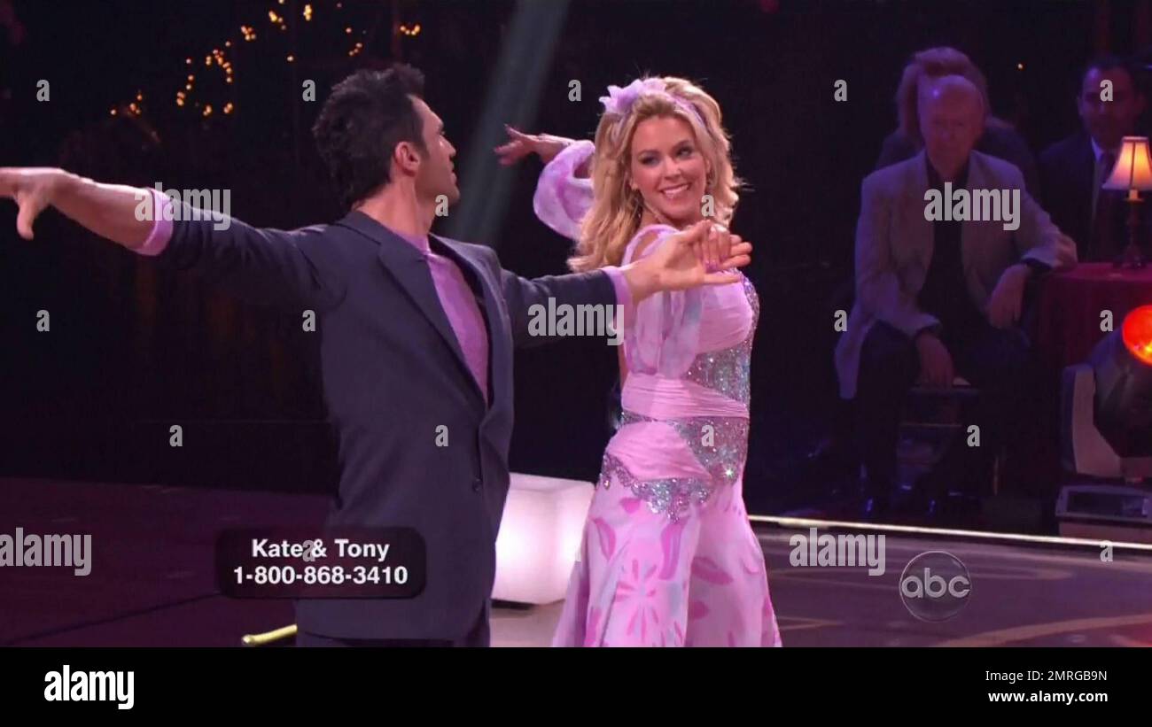 34-year-old reality mom Kate Gosselin dances the Foxtrot live with her ...