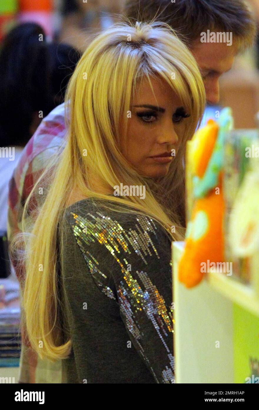 Newly blonde Katie Price (aka Jordan) spends her day shopping on ...