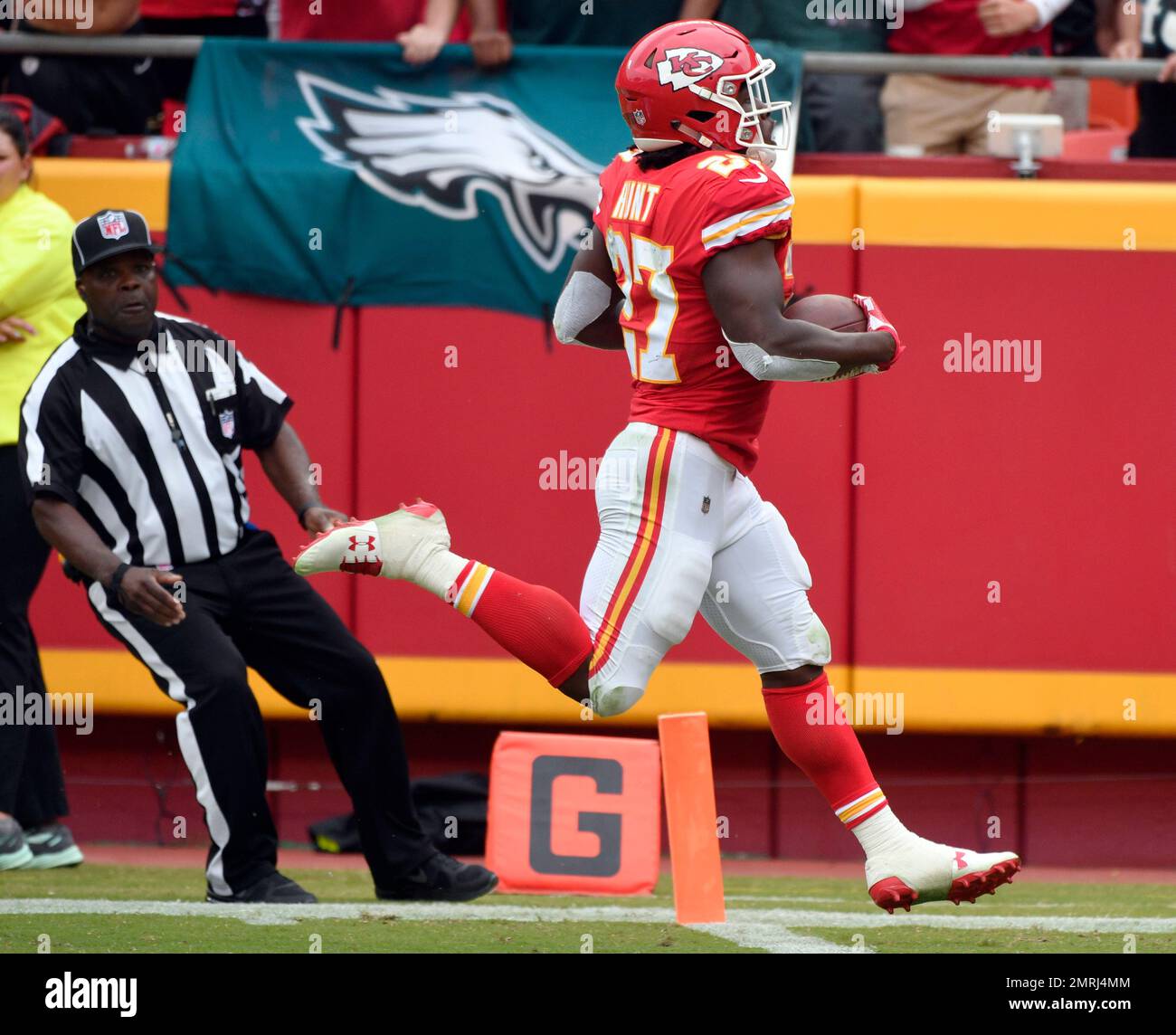 Kansas City Chiefs running back Kareem Hunt (27) runs for a 53yard