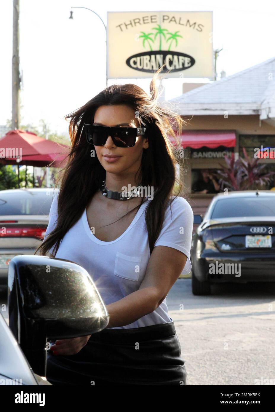 Kim kardashian white tee shirt online