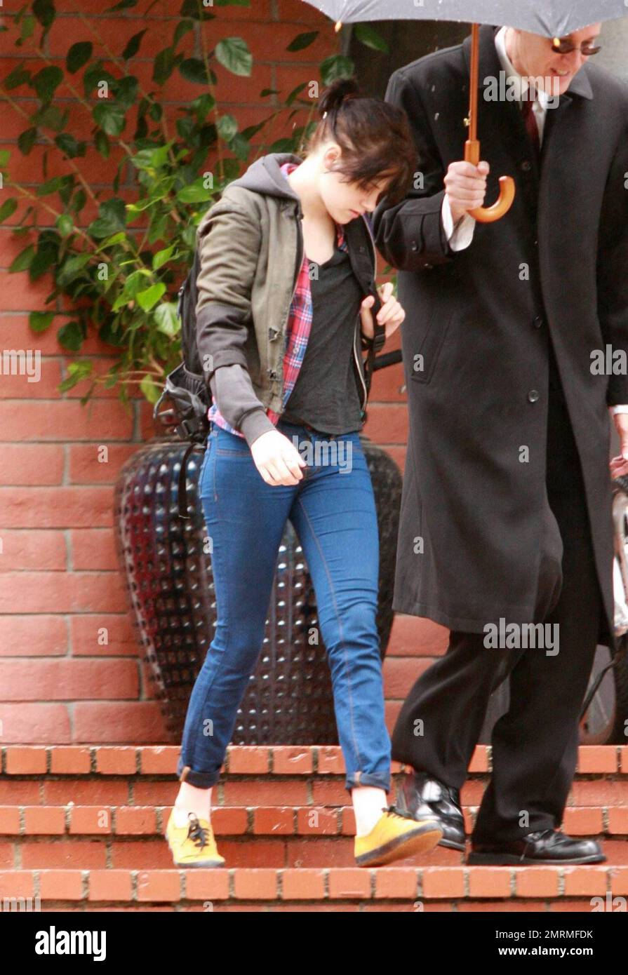 EXCLUSIVE!! Kristen Stewart looks casual in tight jeans and pumps as she  leaves her parents home for an awaiting SUV. The Twilight and New Moon  actress was accompanied by her driver and