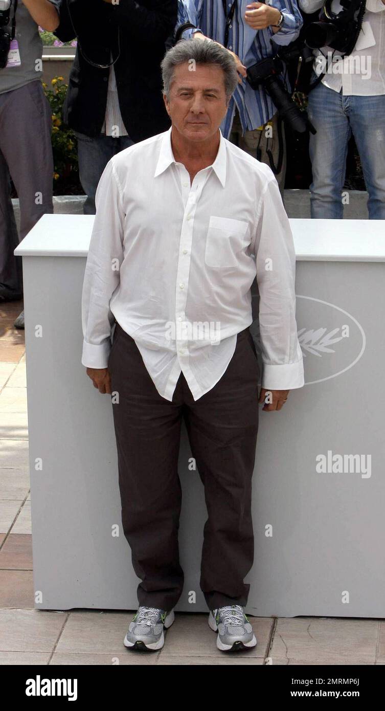 Dustin Hoffman strikes a few poses for the cameras and at one point ...