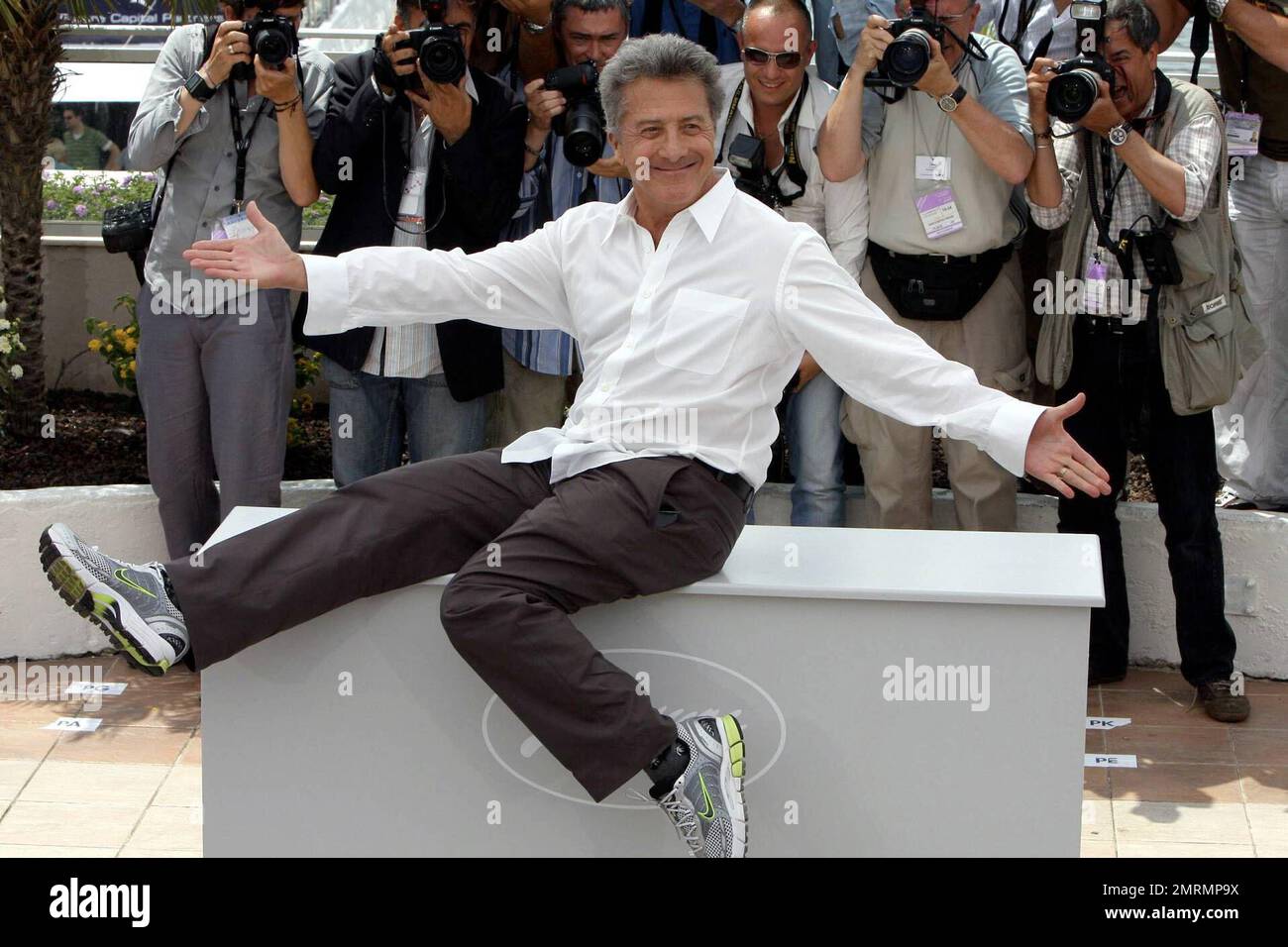 Dustin Hoffman strikes a few poses for the cameras and at one point ...